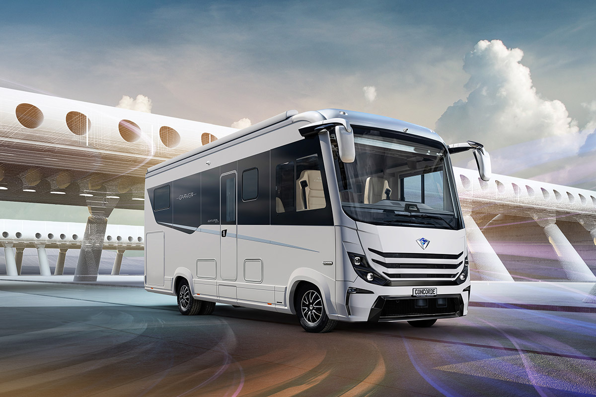 Ein weißes Wohnmobil mit modernen Linien steht vor einer futuristischen Brücke