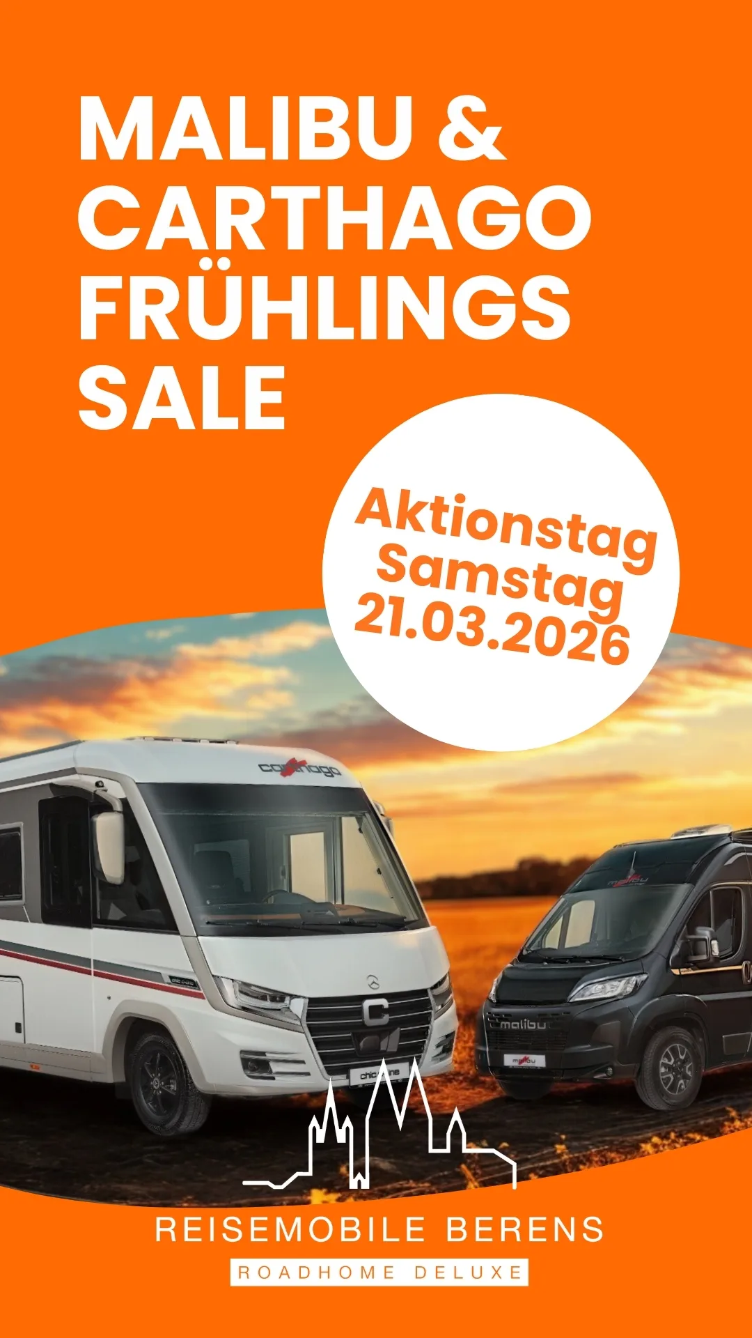 Zwei moderne Wohnmobile stehen bei Sonnenuntergang auf einem Feld mit orangem Himmel