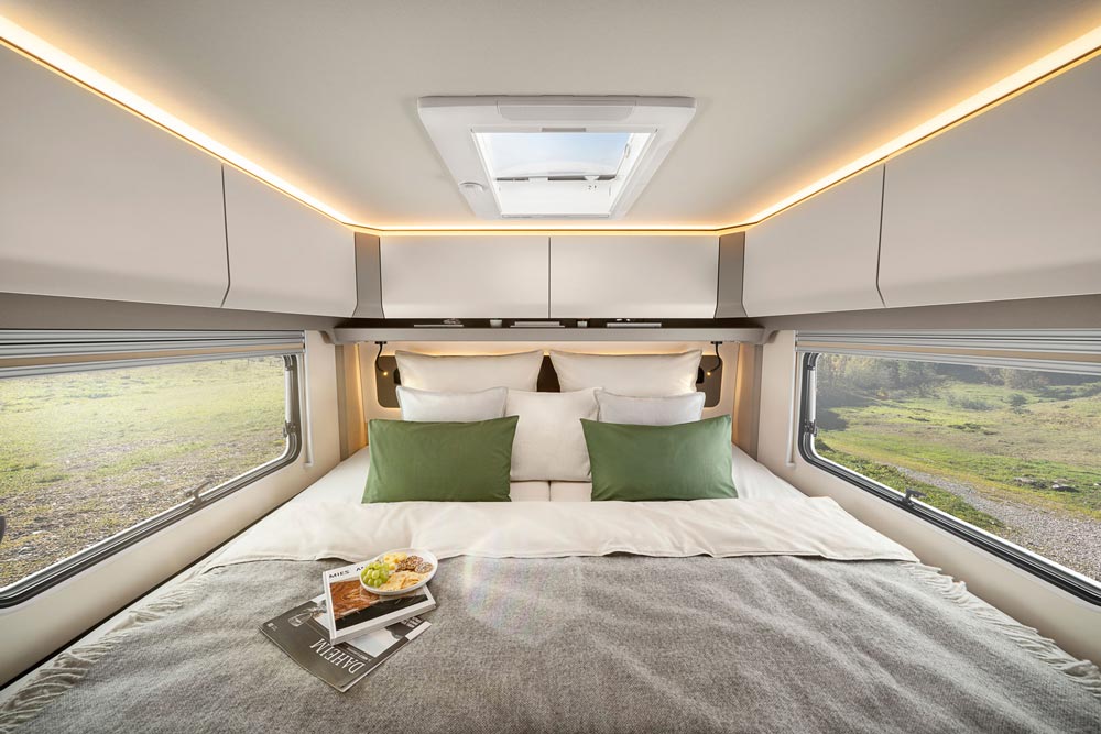 Gemütliches Wohnmobil Schlafzimmer mit großen Fenstern und modernem Design