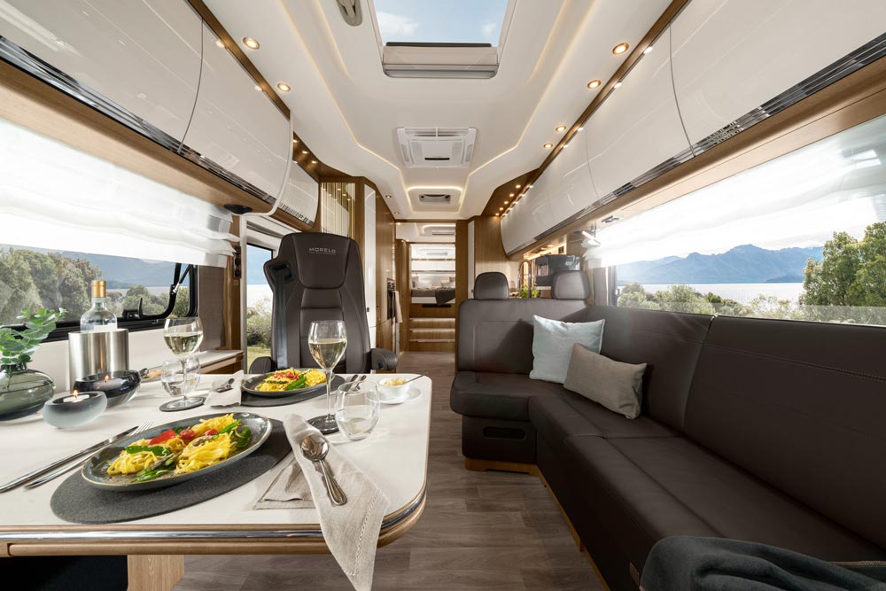 Elegantes Wohnmobil mit modernem Interieur, gedecktem Tisch und Seeblick