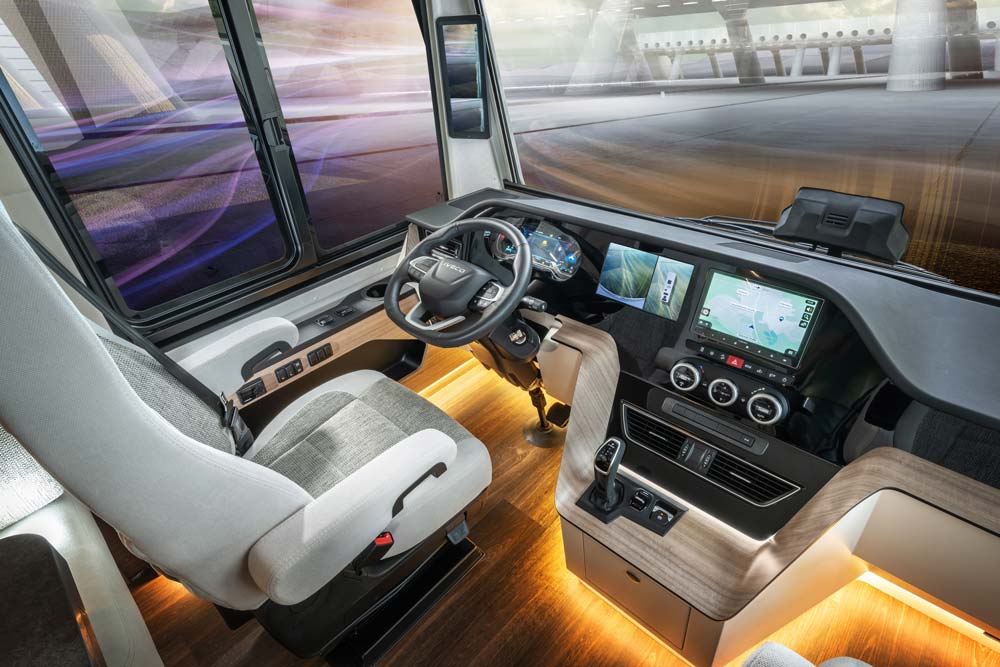 Modern Cockpit eines Wohnmobils mit beleuchtetem Armaturenbrett und digitalem Display