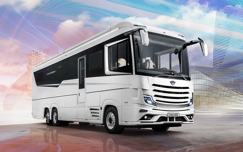 Ein großer weißer Luxuswohnmobilbus steht vor abstraktem, modernem Hintergrund