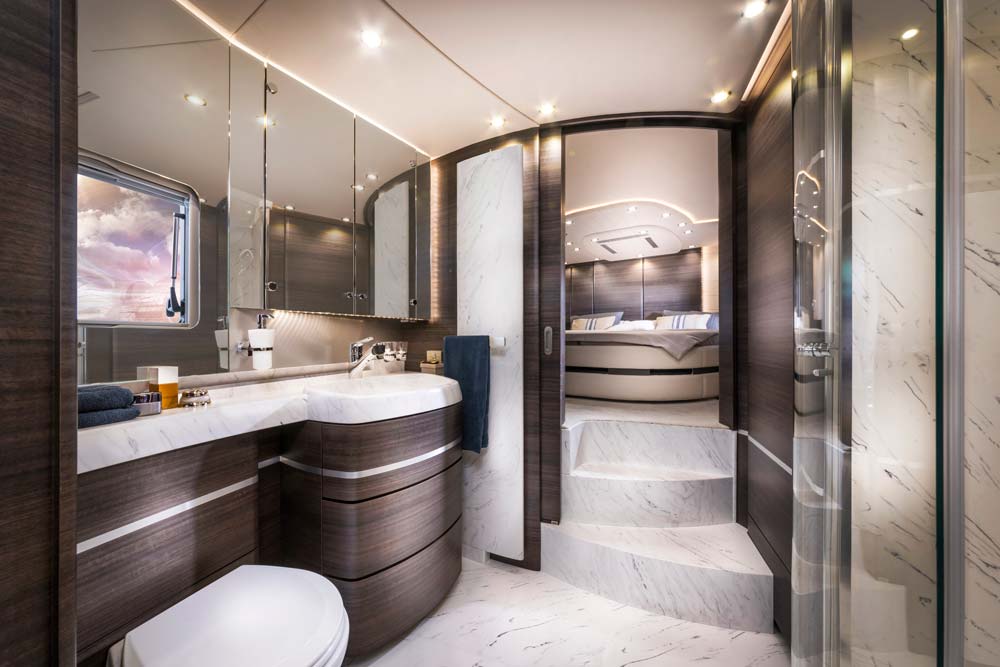 Modern luxuriöses Badezimmer in einem Wohnmobil mit Marmorböden und Holzelementen