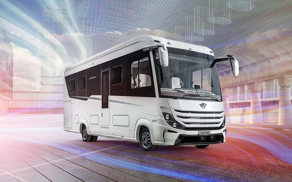 Ein moderner weißer Wohnwagen mit schwarzen Akzenten steht vor futuristischer Kulisse
