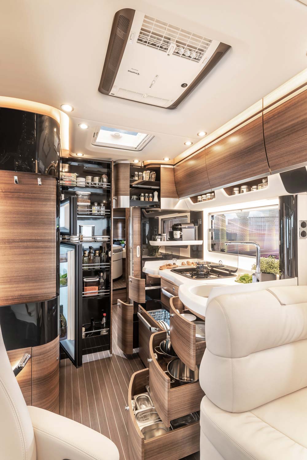 Modern Wohnmobilküche mit Holzdekor offenen Schränken und hellem Interieur