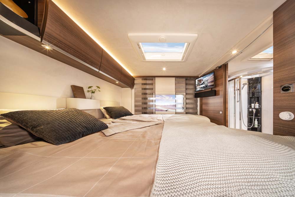Modern Wohnmobil Schlafbereich mit gemütlichem Doppelbett und Oberlicht