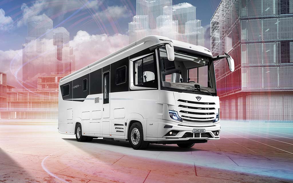 Ein weißer moderner Wohnmobilbus mit schwarzen Akzenten vor futuristischer Kulisse