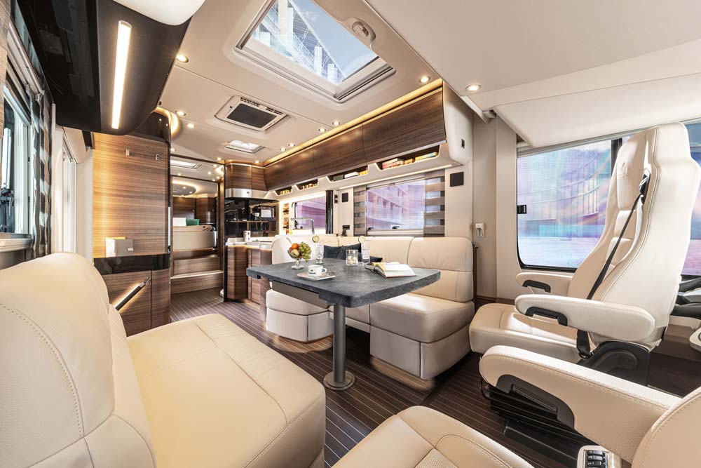 Modern luxuriöses Wohnmobilinterieur mit beigen Ledersitzen und viel Tageslicht