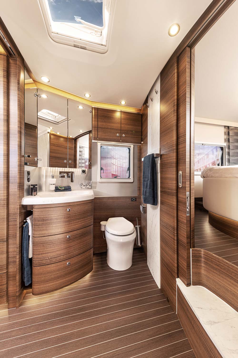 Modern Badezimmer in einem Wohnmobil mit Holzdekor, Oberlicht und geschwungenen Linien