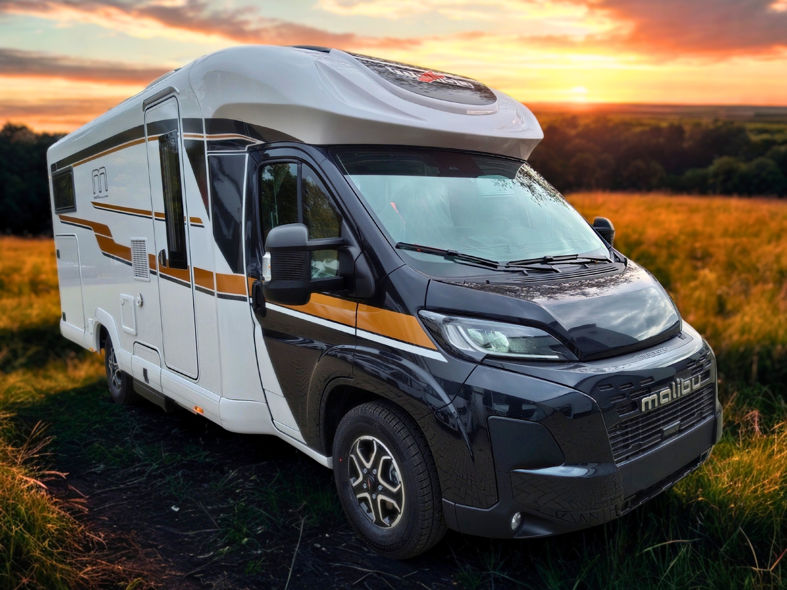 Ein großes Wohnmobil in Schwarz und Weiß steht vor einem Sonnenuntergang auf einem Feld