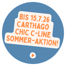 Blauer Button mit weißem Sticker und orangener Carthago Aktion Schriftzug