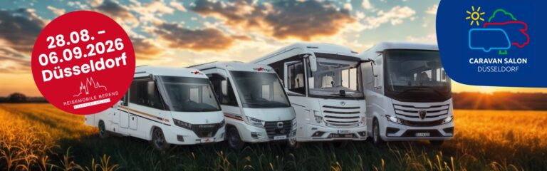 Vier weiße Wohnmobile im Sonnenuntergang, moderne Fronten, im Feld